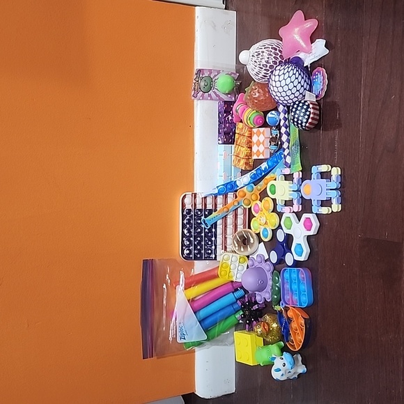 Assorted Kid's Fidget Toys and other cool toys - Picture 1 of 3
